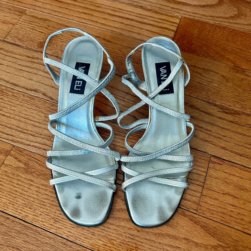 VAN LEi Silver Strappy Sandals with Kitten Heel in Size 9.5 NARROW Width